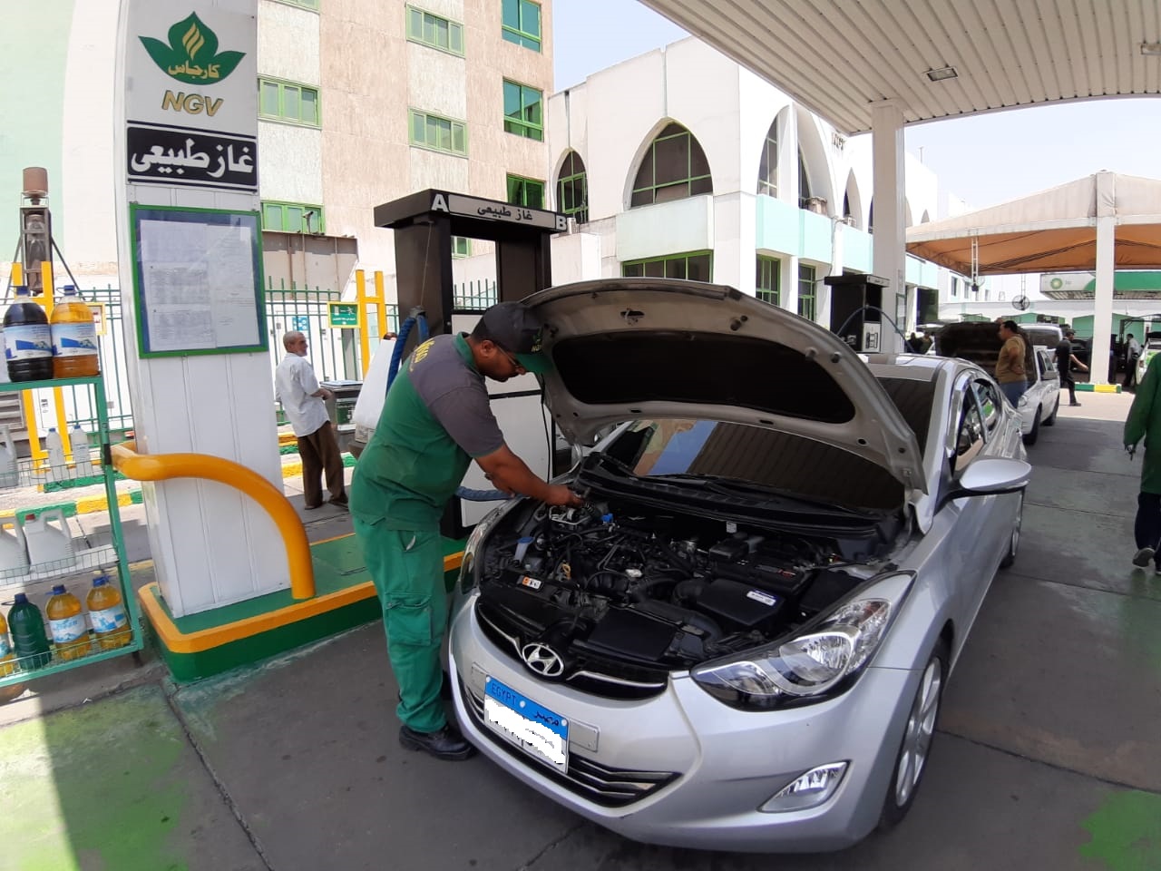 تحويل 220 سيارة للعمل بالغاز الطبيعي وتتحمل الدولة نسبة من تكلفة الإحلال